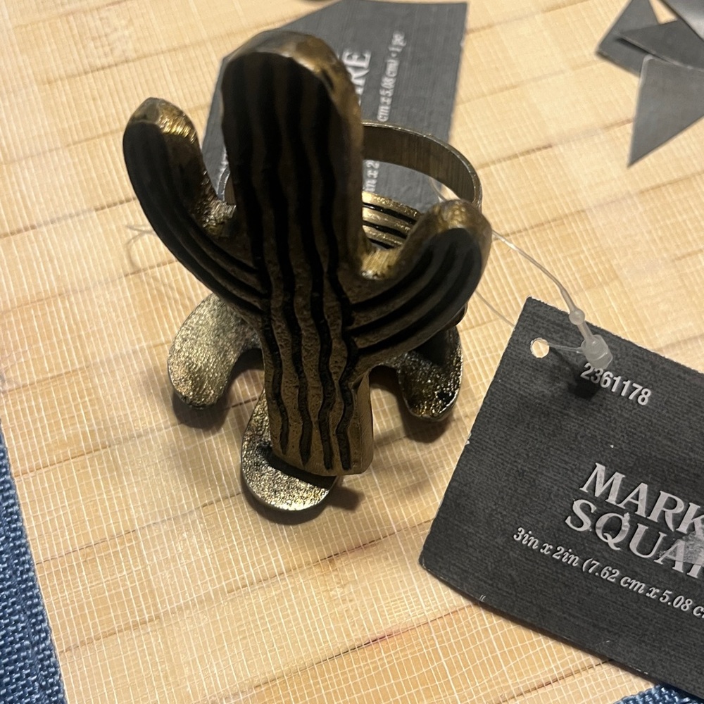 NWT!!!Set of 4!Elegant Cactus Napkin Ring Holder - Black and Gold